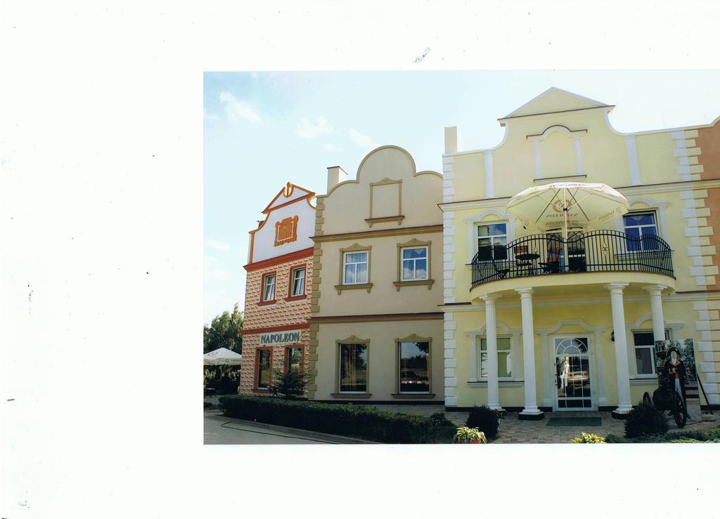 Hotel Napoleon Wroblew  ภายนอก รูปภาพ